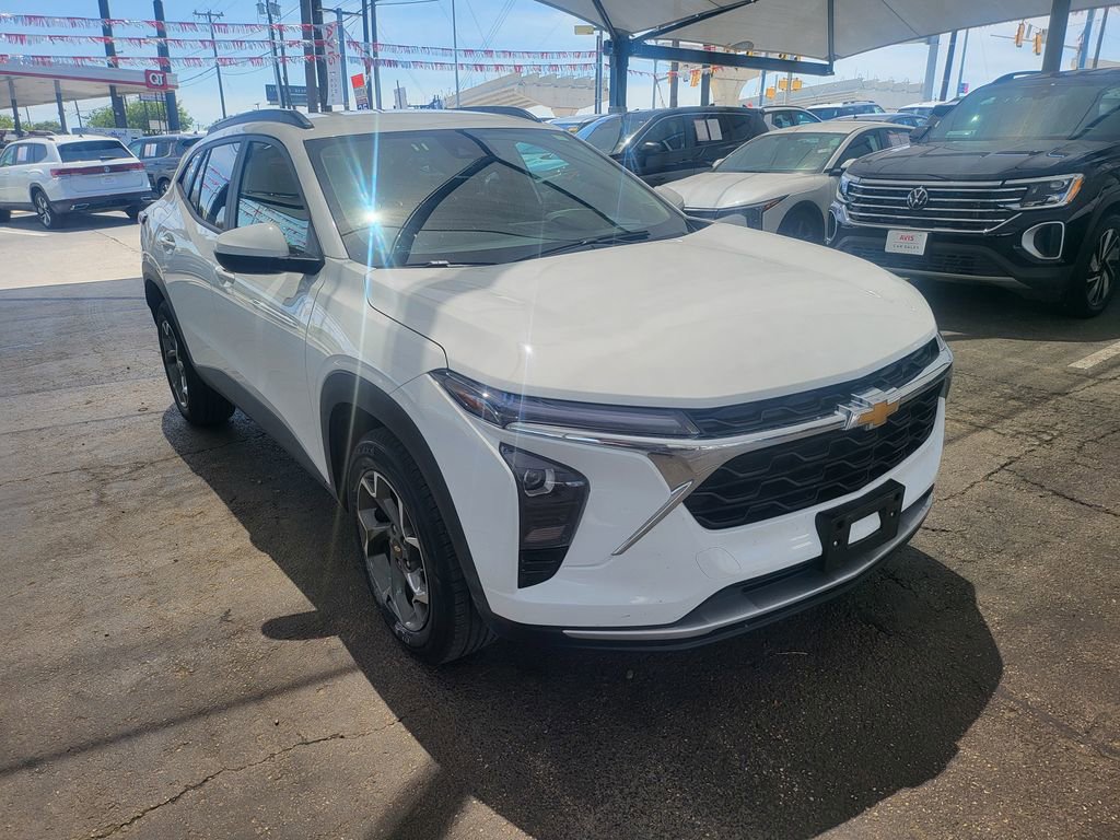 Used 2025 Chevrolet Trax LT w/ LT Convenience Package FWD image 2