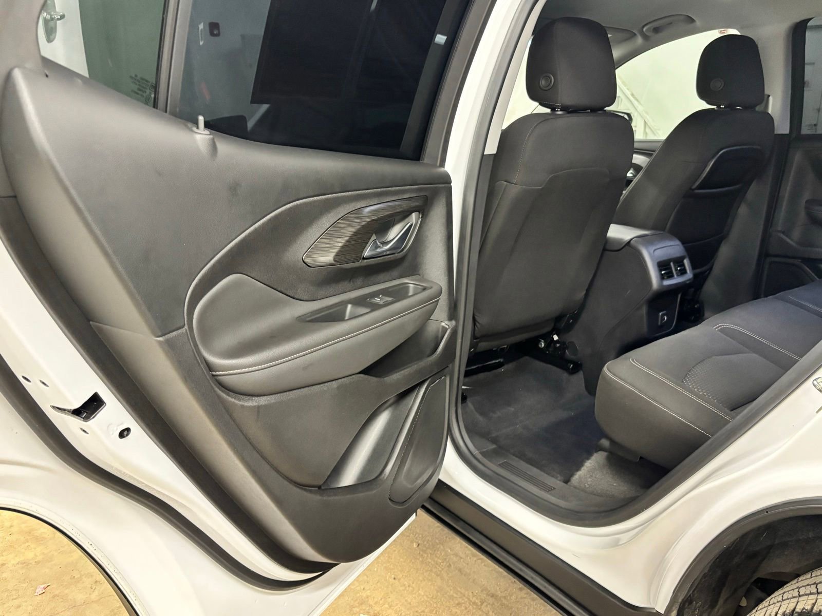 Used 2024 GMC Terrain SLE w/ Driver Convenience Package FWD image 17