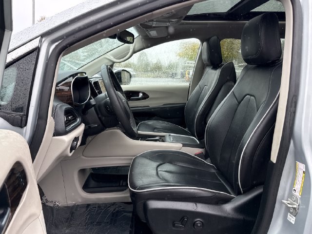 Used 2023 Chrysler Pacifica Limited FWD image 19