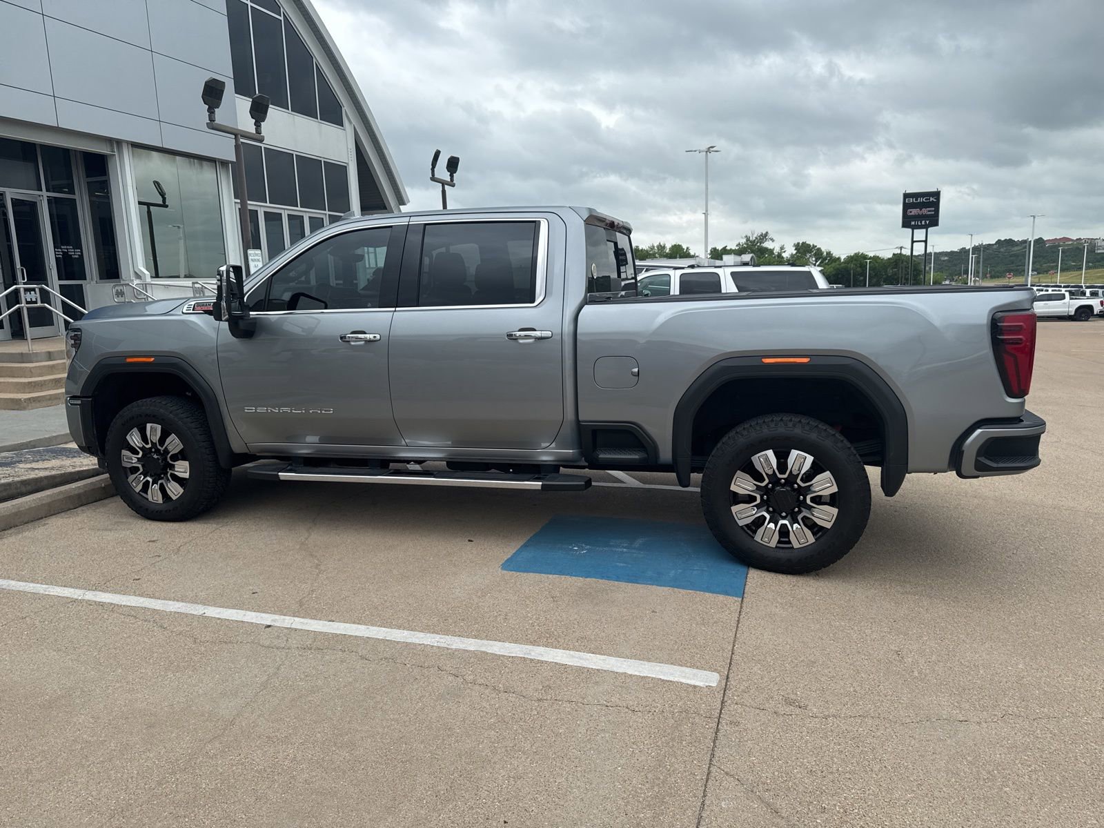 Used 2025 GMC Sierra 2500 Denali w/ Technology Package image 2