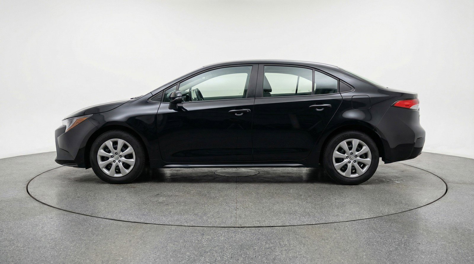 Used 2025 Toyota Corolla LE FWD image 5
