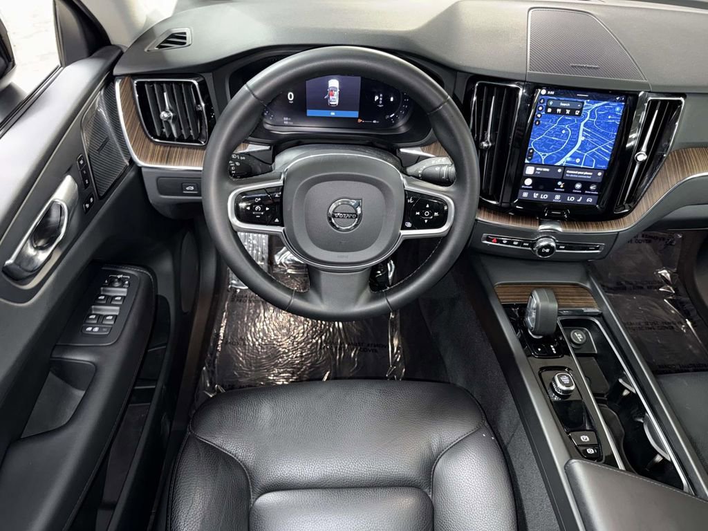 Used 2023 Volvo XC60 B5 Plus w/ Climate Package AWD/4WD image 4