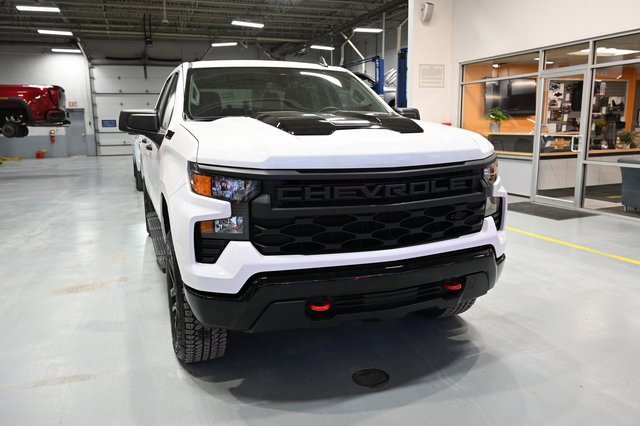 New 2026 Chevrolet Silverado 1500 Custom Trail Boss w/ LPO, Dark Essentials Package image 3