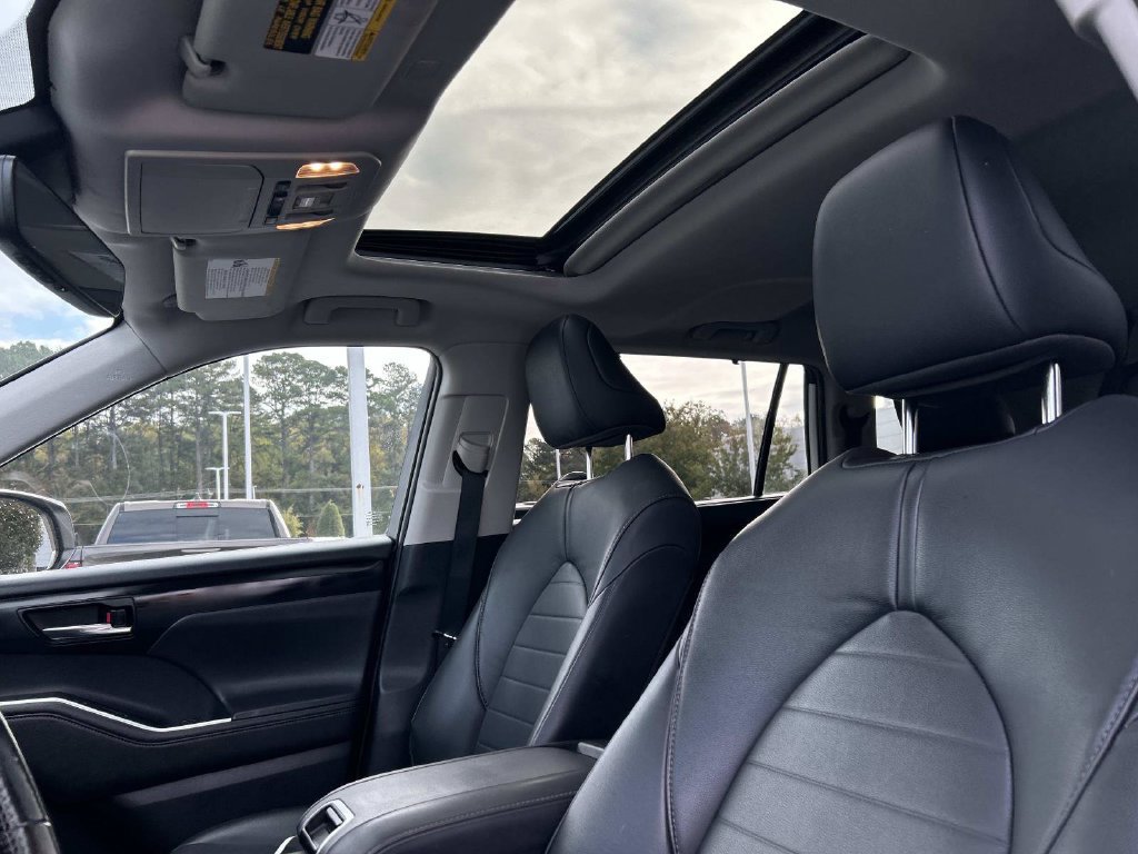 Used 2020 Toyota Highlander XLE AWD/4WD image 27