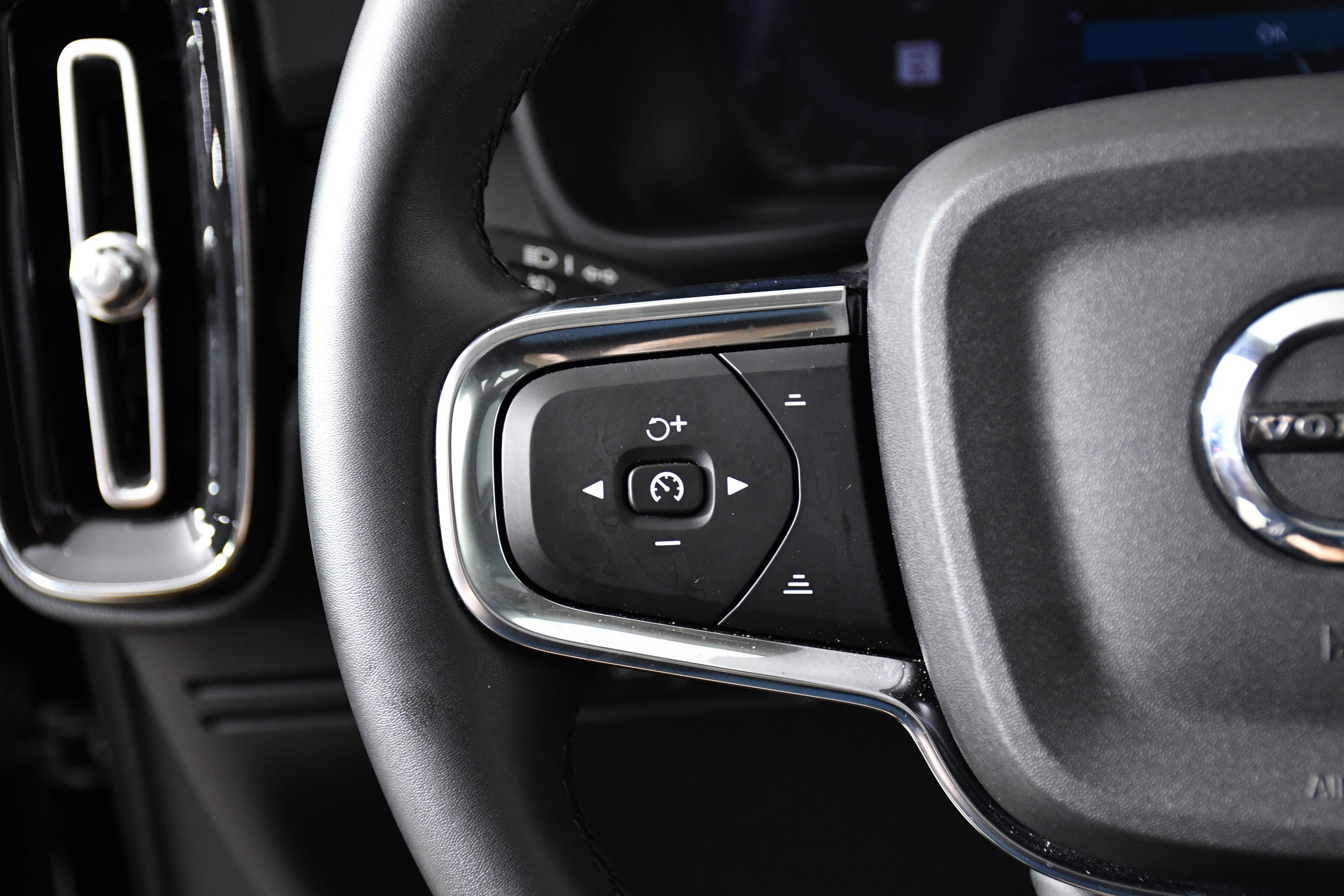 Used 2025 Volvo XC40 B5 Plus image 11