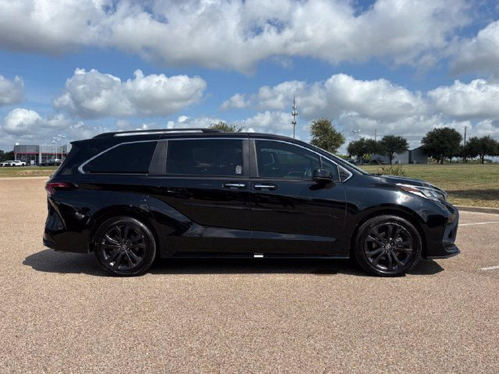 Certified 2024 Toyota Sienna XSE FWD image 5