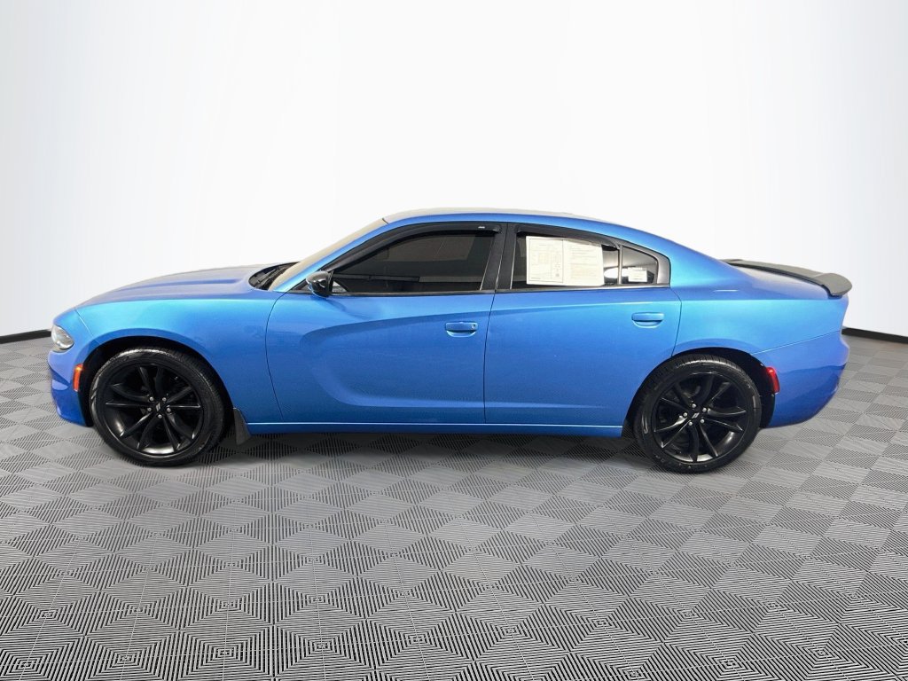 Used 2018 Dodge Charger SXT w/ Blacktop Package RWD image 8