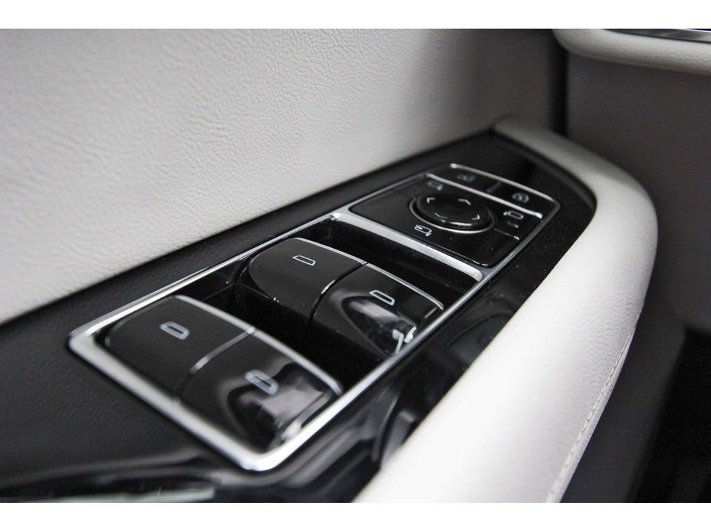 Certified 2026 Cadillac Vistiq Luxury image 21