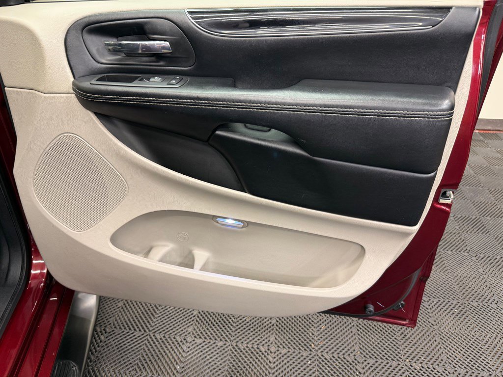Used 2019 Dodge Grand Caravan SXT FWD image 19