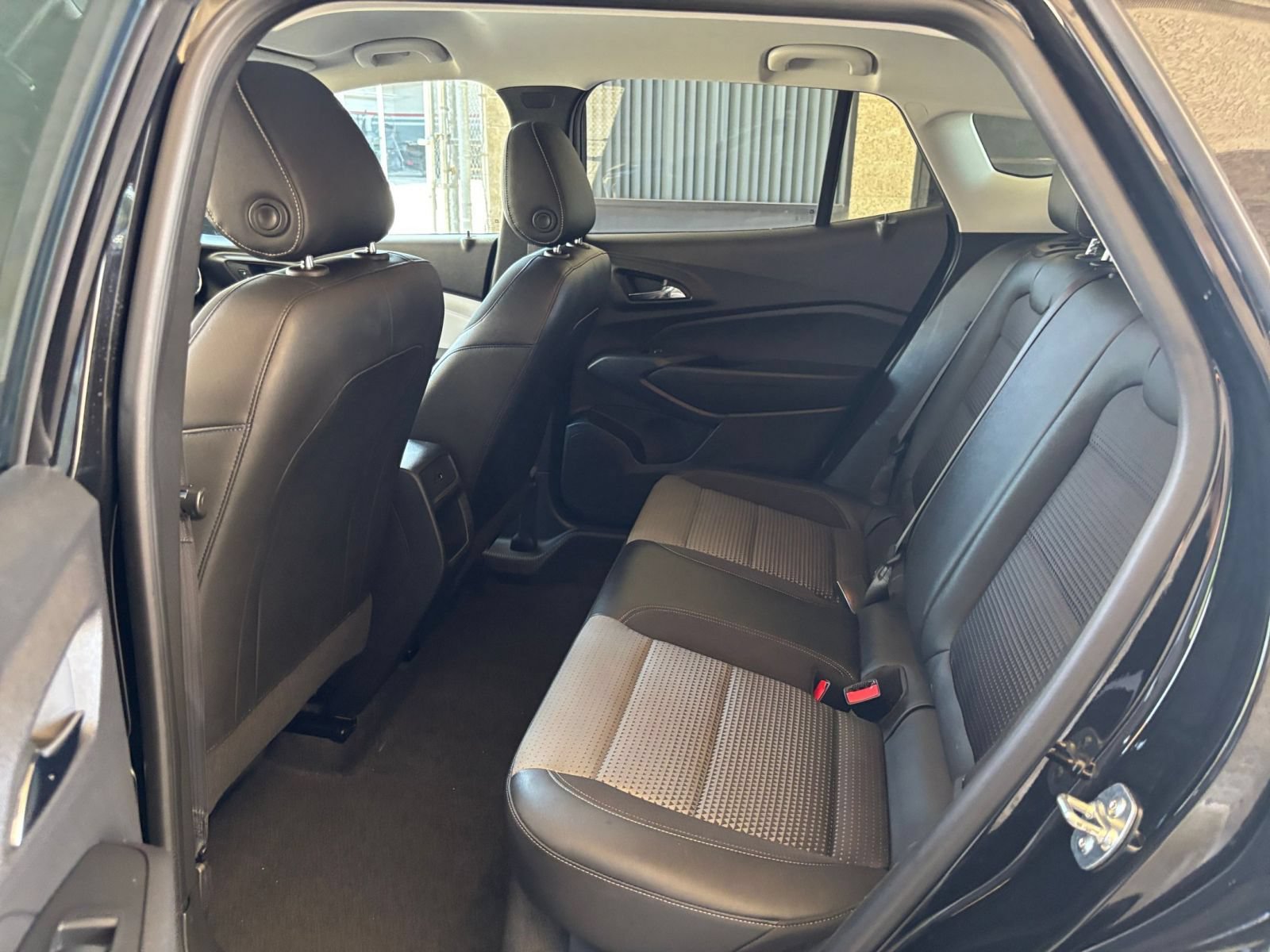 Used 2025 Chevrolet Trax LT FWD image 25