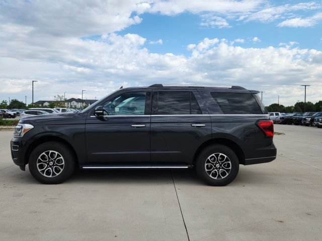 Used 2022 Ford Expedition Limited AWD/4WD image 2