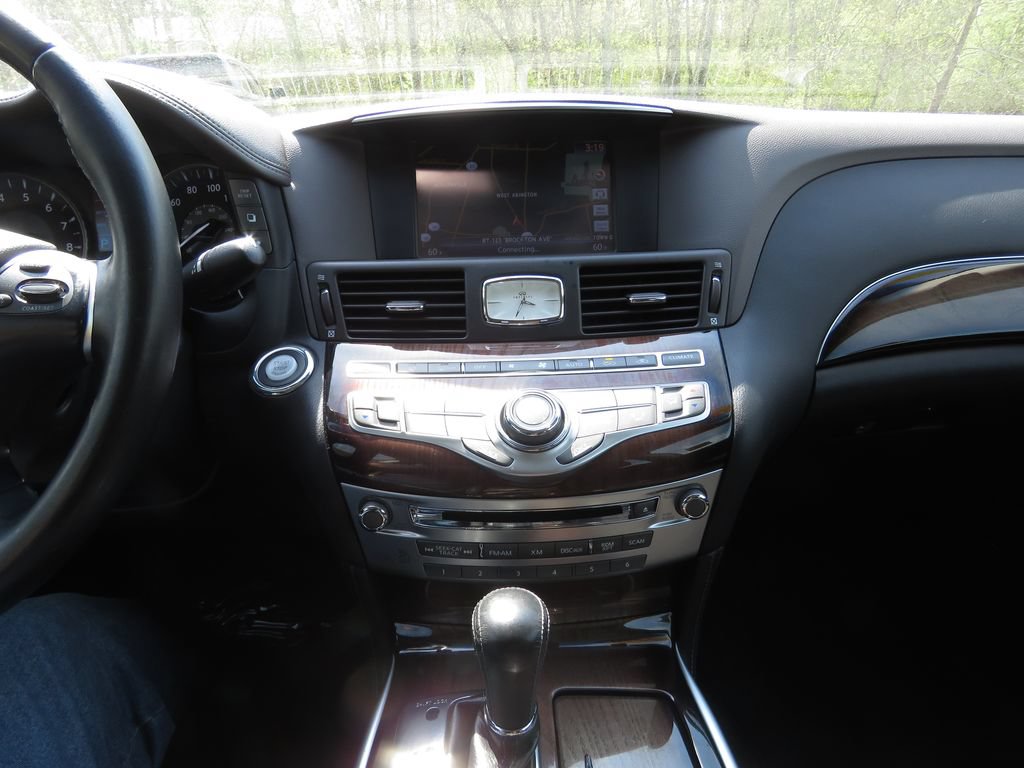 Used 2016 INFINITI Q70 3.7 w/ Deluxe Touring Package AWD/4WD image 27