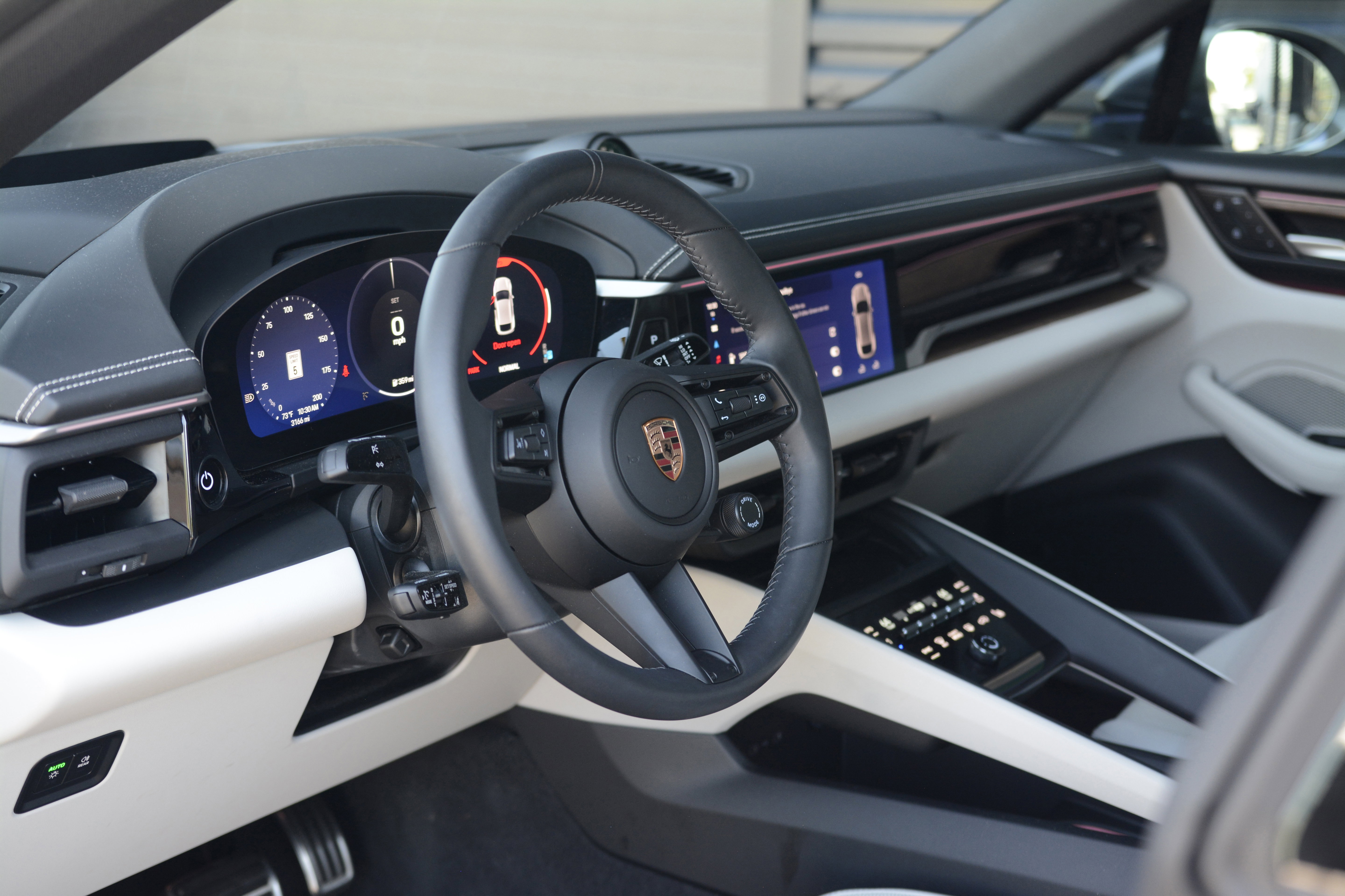 Certified 2025 Porsche Macan 4S Electric AWD/4WD image 4