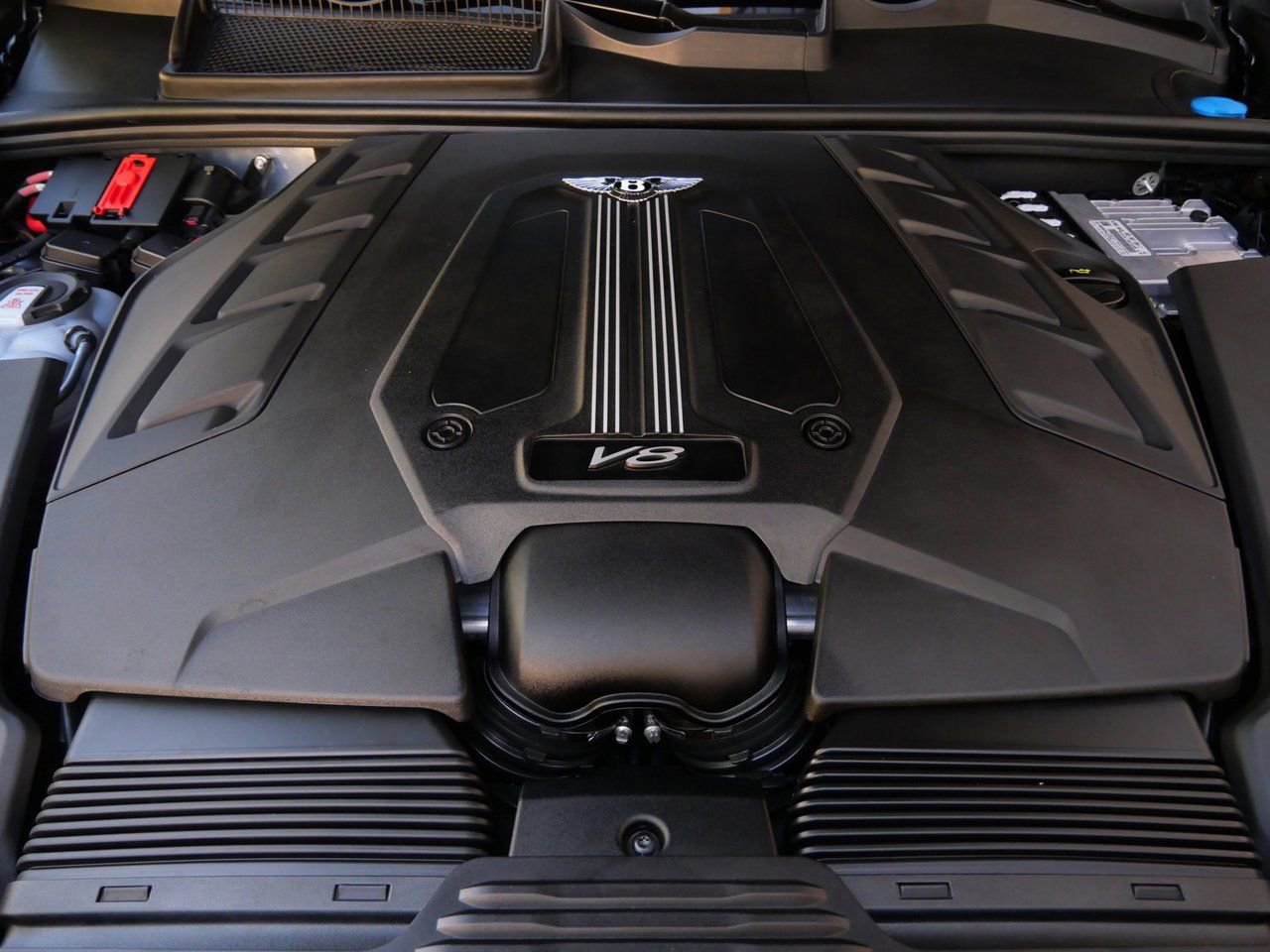 Used 2025 Bentley Bentayga image 24