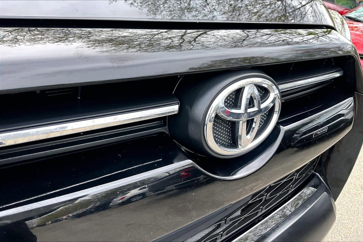 Used 2020 Toyota 4Runner TRD Off-Road Premium AWD/4WD image 28