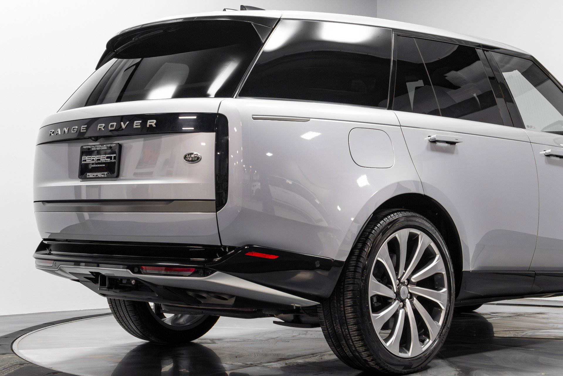 Used 2023 Land Rover Range Rover Autobiography image 14
