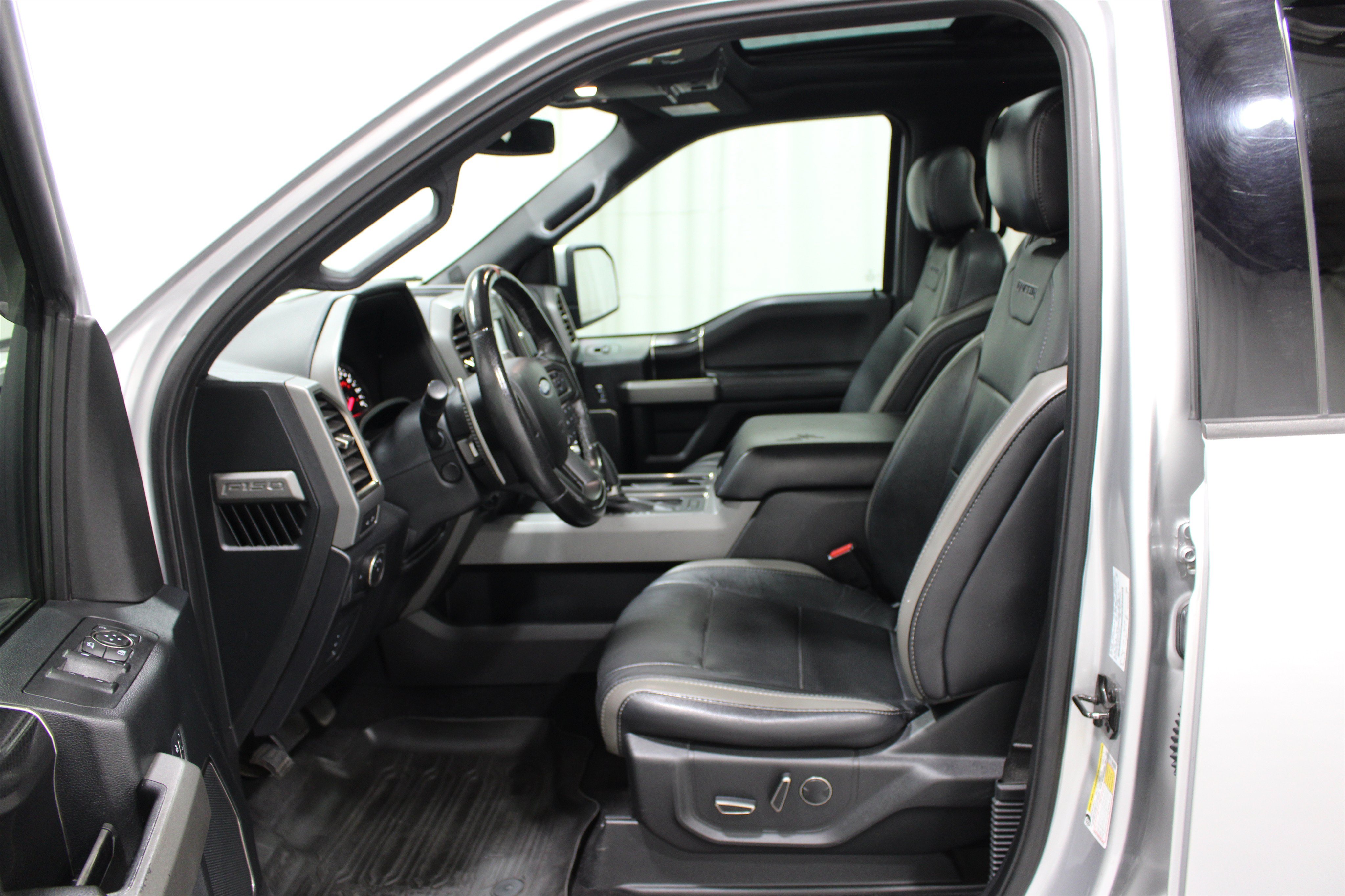 Used 2017 Ford F150 Raptor w/ Equipment Group 802A Luxury AWD/4WD image 3