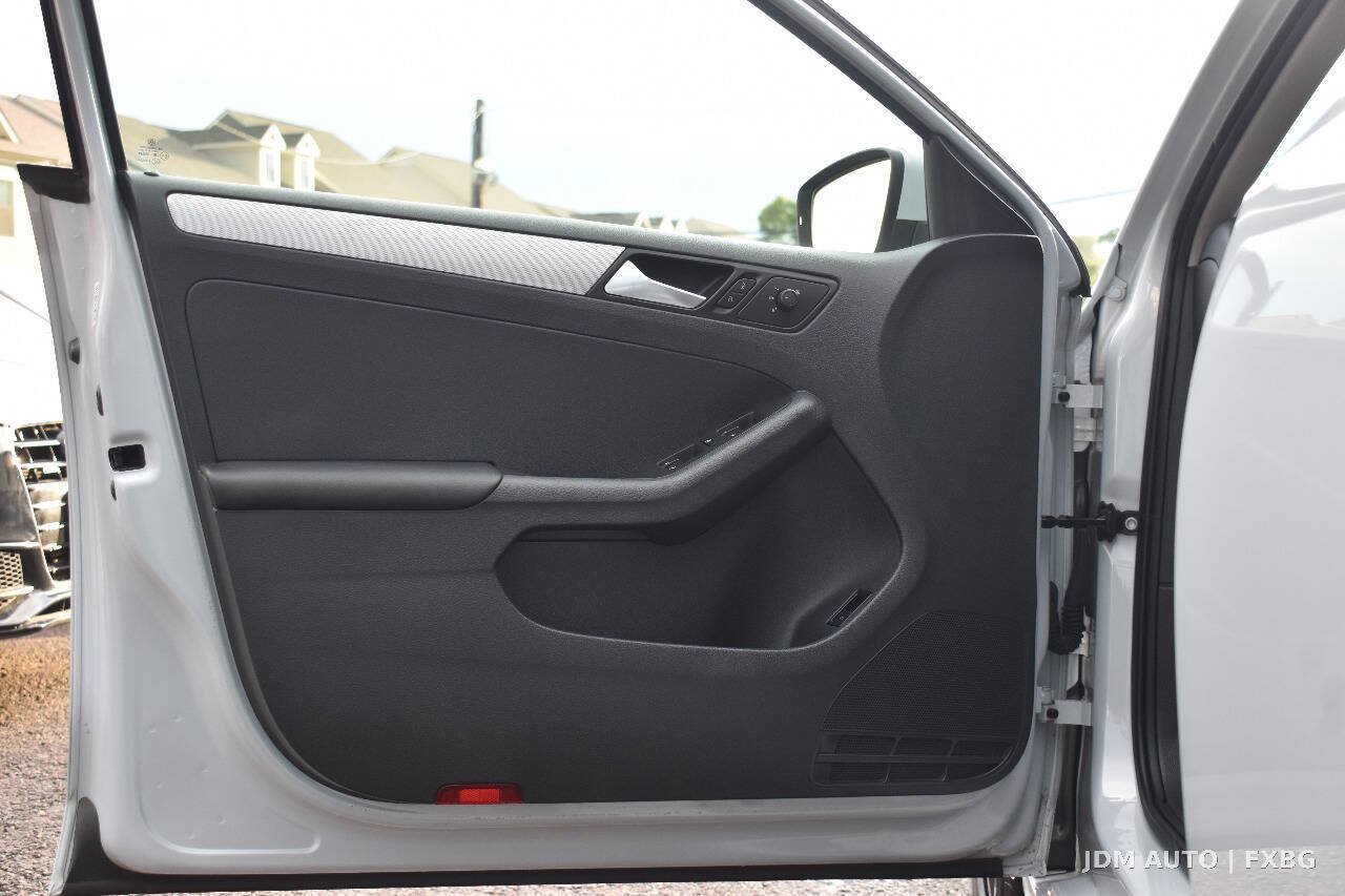 Used 2017 Volkswagen Jetta SE FWD image 8