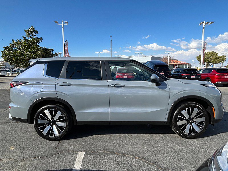 New 2025 Mitsubishi Outlander SE image 11