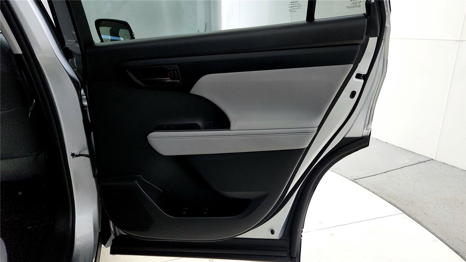 Used 2023 Toyota Highlander LE image 19