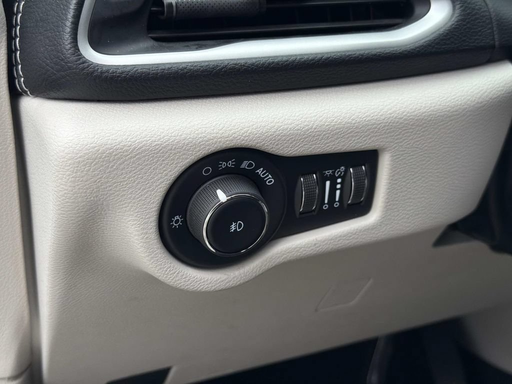 Used 2022 Chrysler Pacifica Touring-L FWD image 26