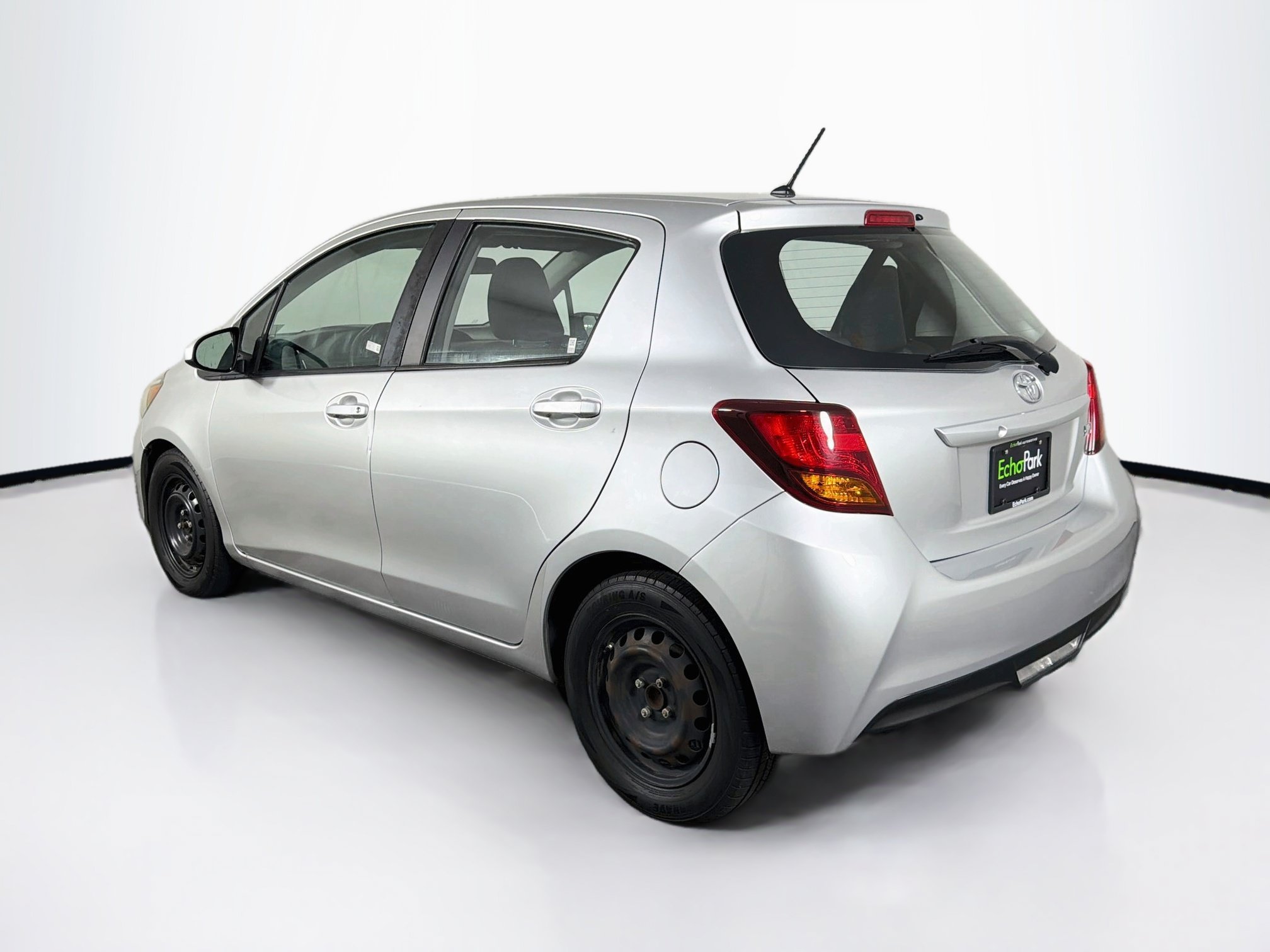 Used 2017 Toyota Yaris L w/ Carpet Mat Package FWD image 5