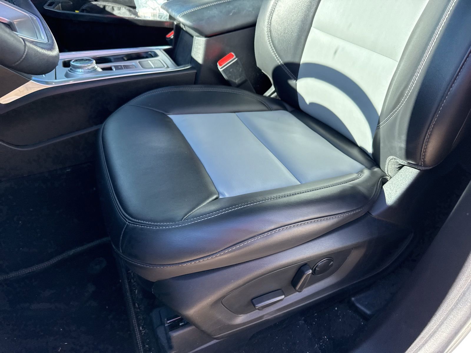 Used 2022 Ford Explorer XLT w/ Equipment Group 202A image 13