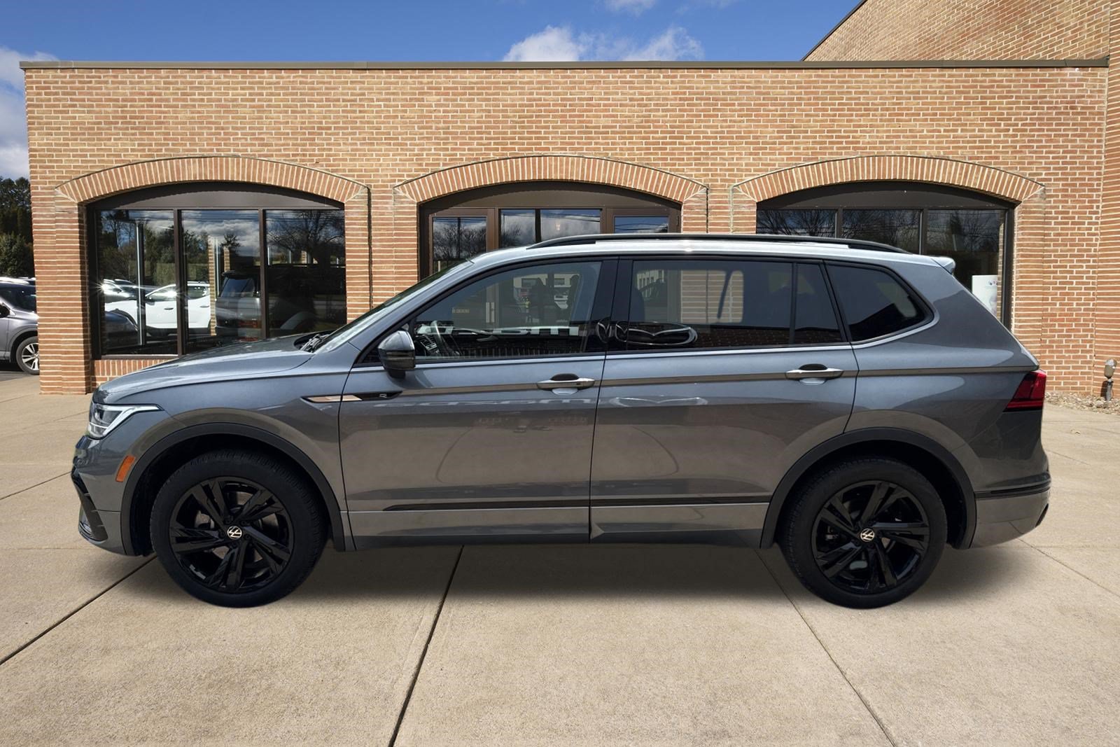 Used 2024 Volkswagen Tiguan SE R-Line AWD/4WD image 7
