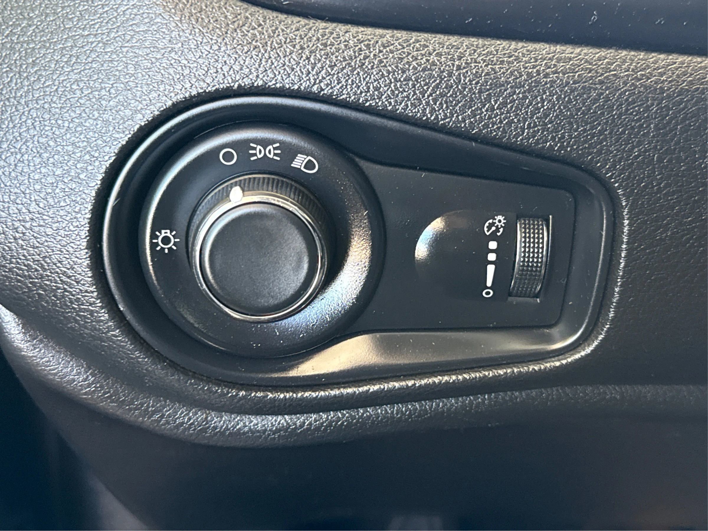 Used 2017 Jeep Renegade Sport w/ Power & Air Group AWD/4WD image 18