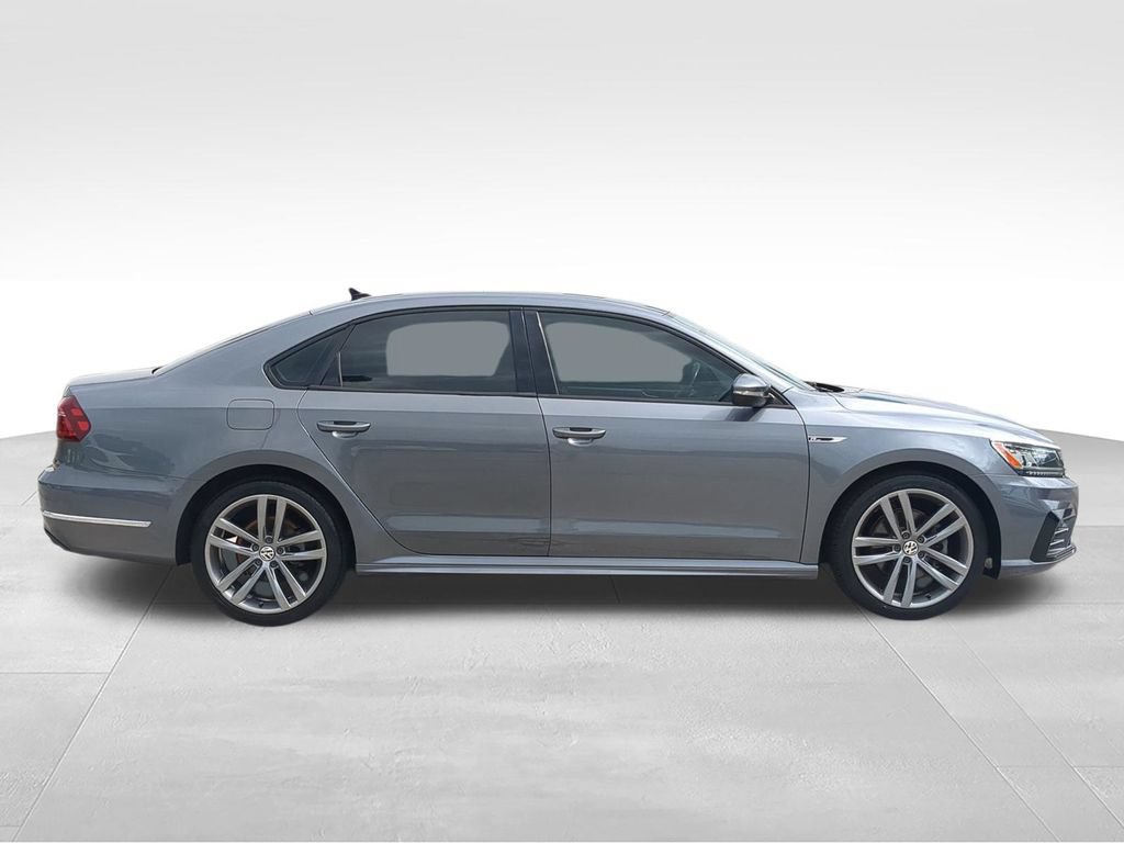 Used 2018 Volkswagen Passat 2.0T R-Line w/ R-Line Lighting Package FWD image 2