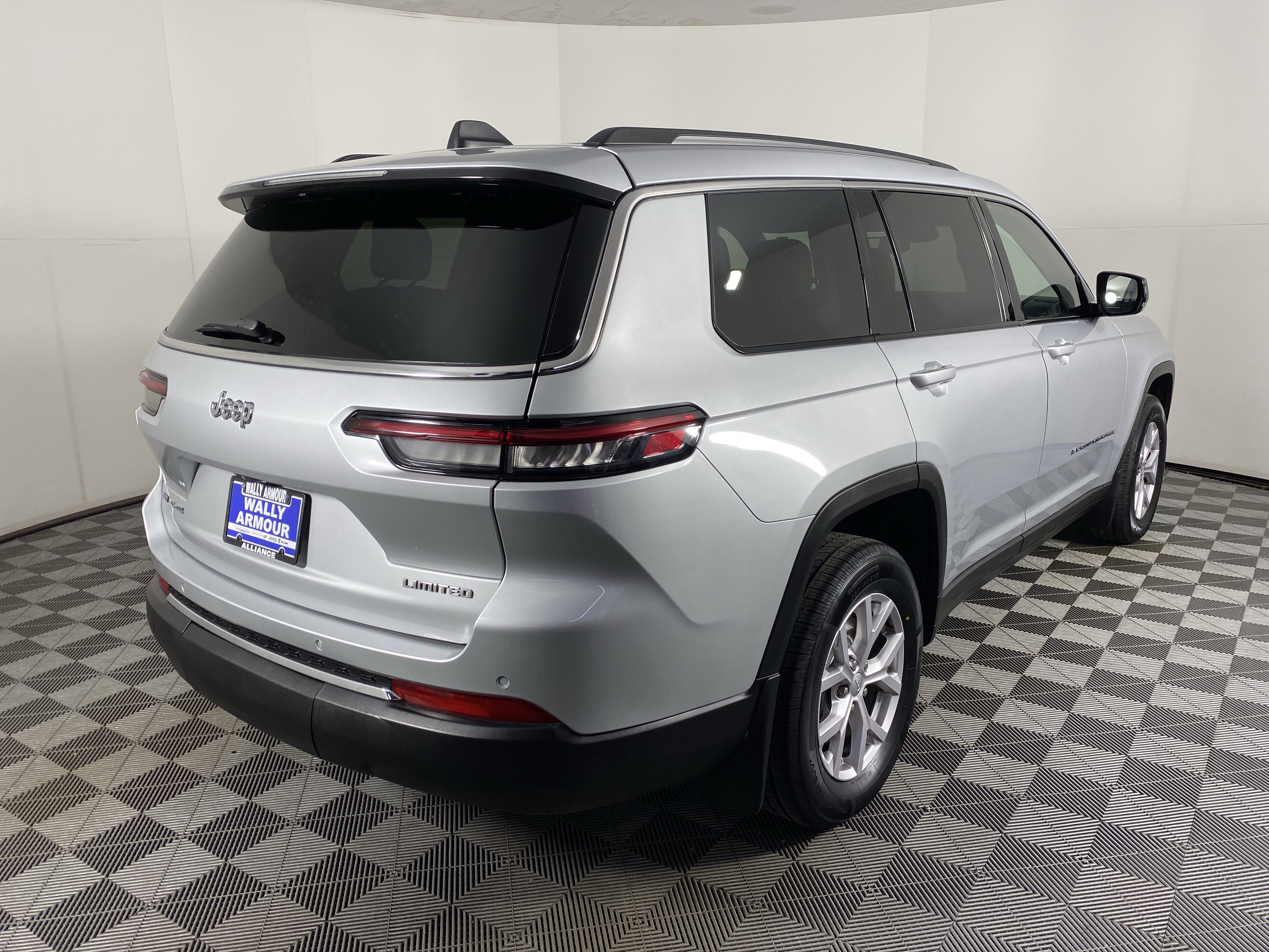 Used 2022 Jeep Grand Cherokee L Limited w/ MOPAR Finishing Package image 9