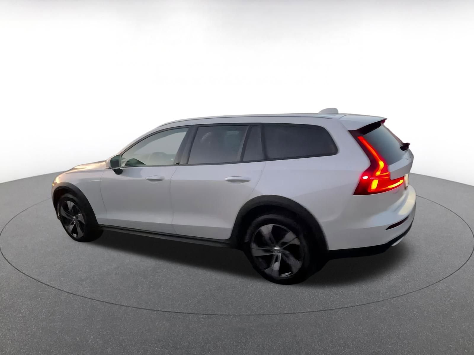 Used 2025 Volvo V60 B5 Cross Country Plus image 10