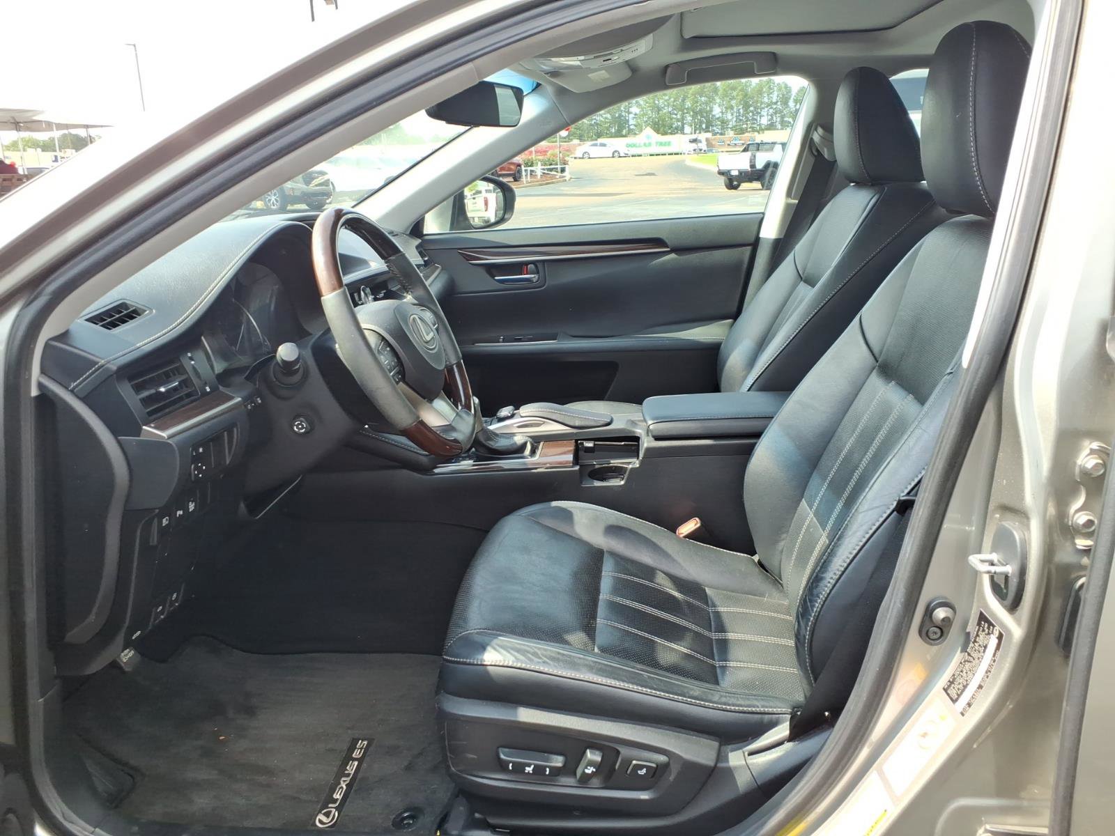 Used 2016 Lexus ES 350 w/ Luxury Package w/Wood Trim FWD image 17