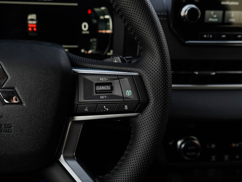 New 2025 Mitsubishi Outlander SE image 22