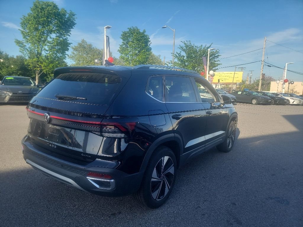 Used 2025 Volkswagen Taos SE AWD/4WD image 14