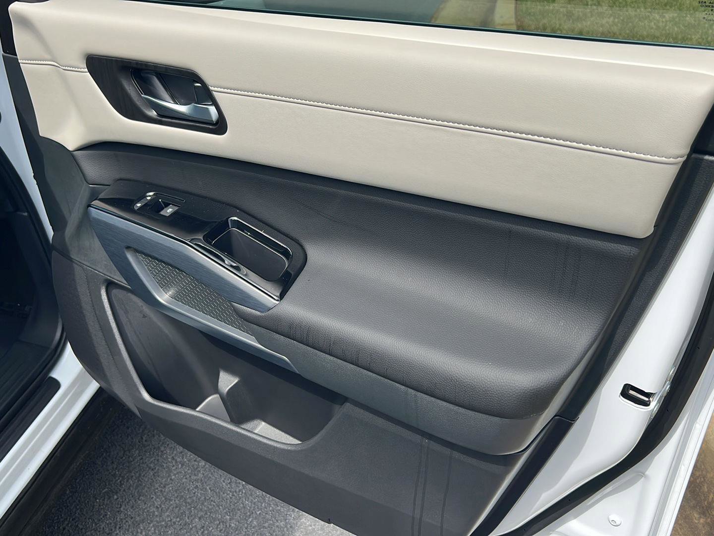 New 2026 Nissan Pathfinder SL w/ SL Premium Package image 16