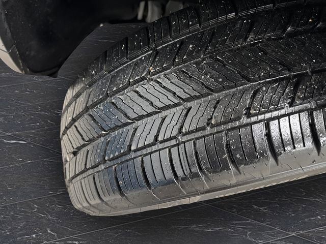 Used 2023 Jeep Grand Cherokee L Laredo image 34