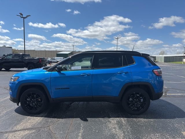 Used 2023 Jeep Compass Latitude w/ Sun and Sound Group AWD/4WD image 9
