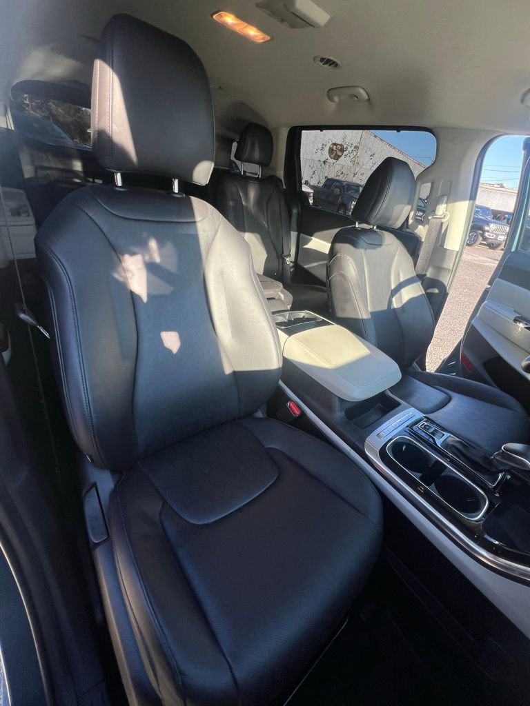 Used 2024 Kia Carnival EX image 11