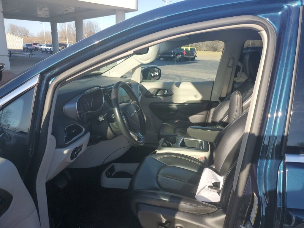 Used 2023 Chrysler Pacifica Touring-L image 5