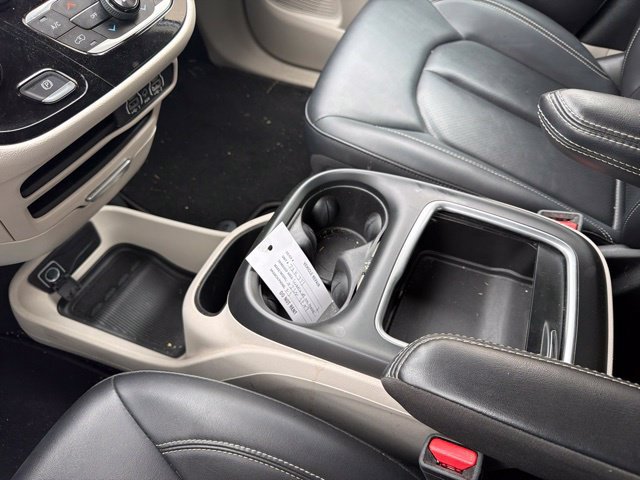 Used 2024 Chrysler Pacifica Touring-L FWD image 26