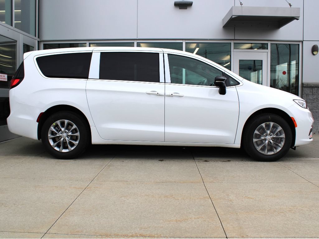 New 2026 Chrysler Pacifica Select AWD/4WD image 4