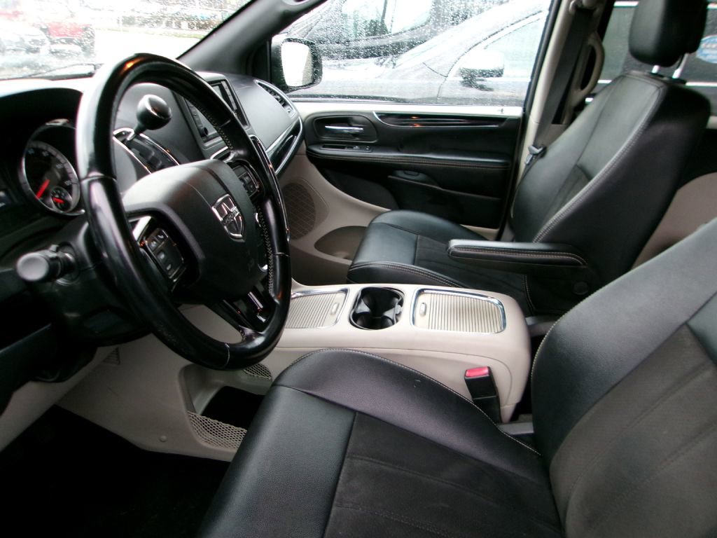 Used 2020 Dodge Grand Caravan SXT image 12