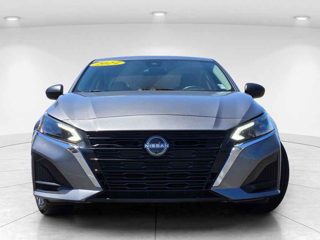 Used 2024 Nissan Altima 2.5 SV FWD image 2