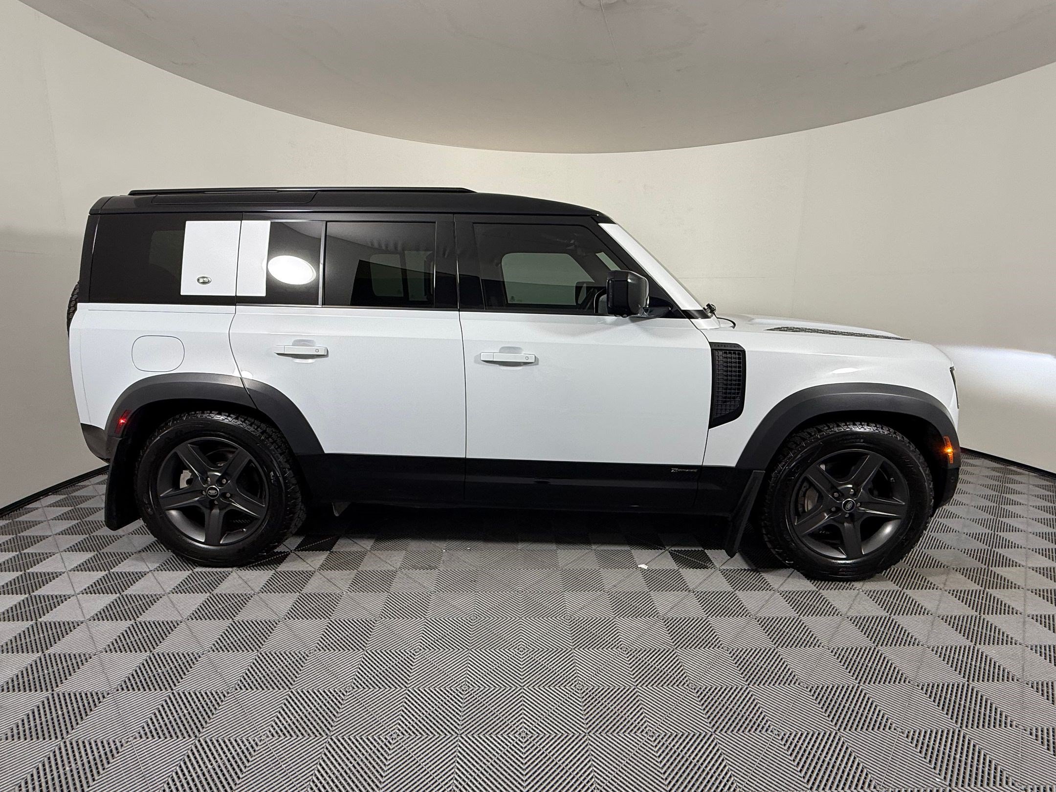 Used 2021 Land Rover Defender 110 X-Dynamic SE AWD/4WD image 8
