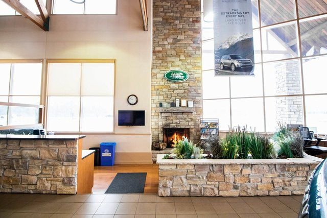 Certified 2025 Land Rover Discovery Metropolitan Edition image 34