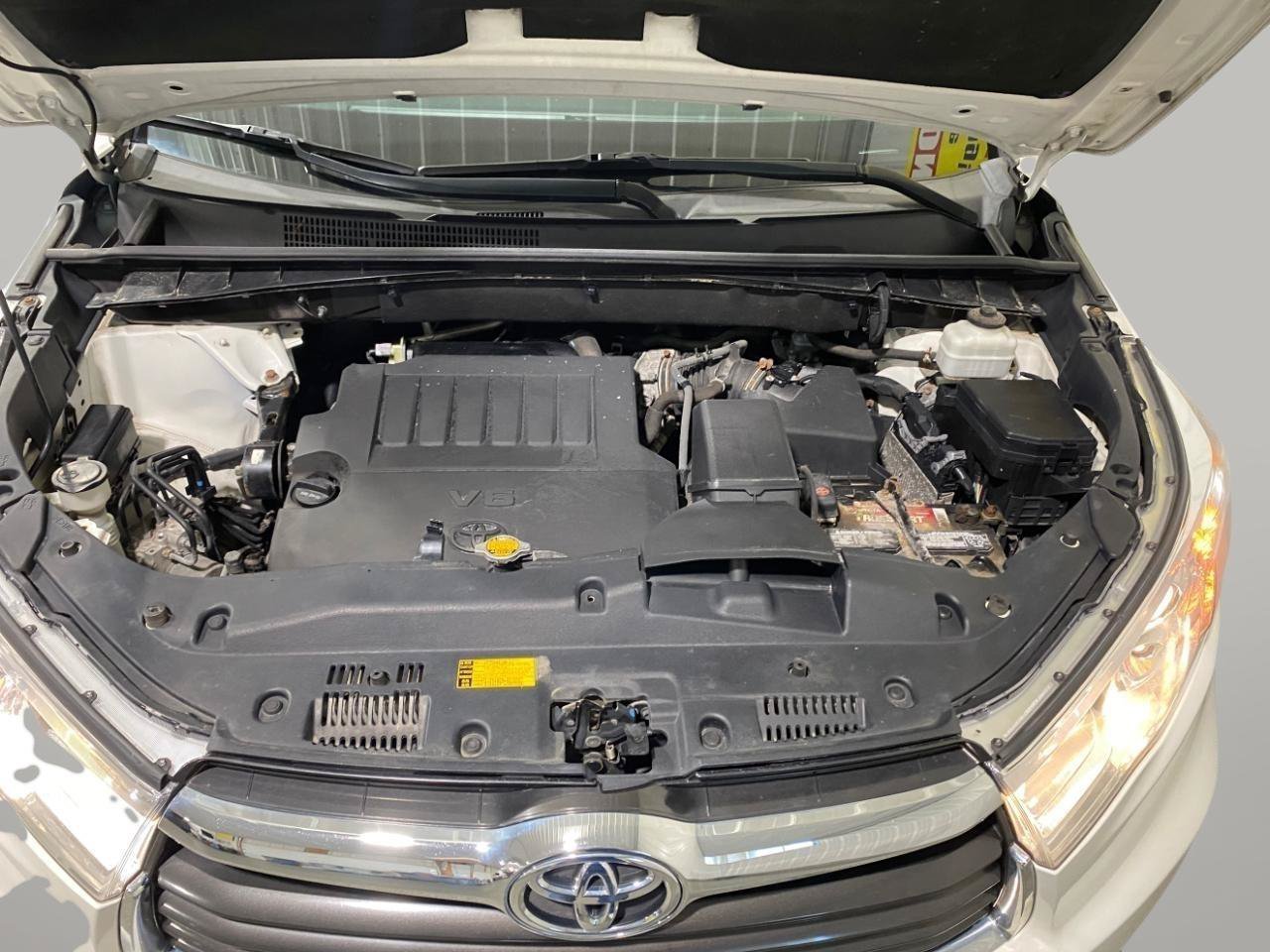 Used 2014 Toyota Highlander LE AWD/4WD image 16