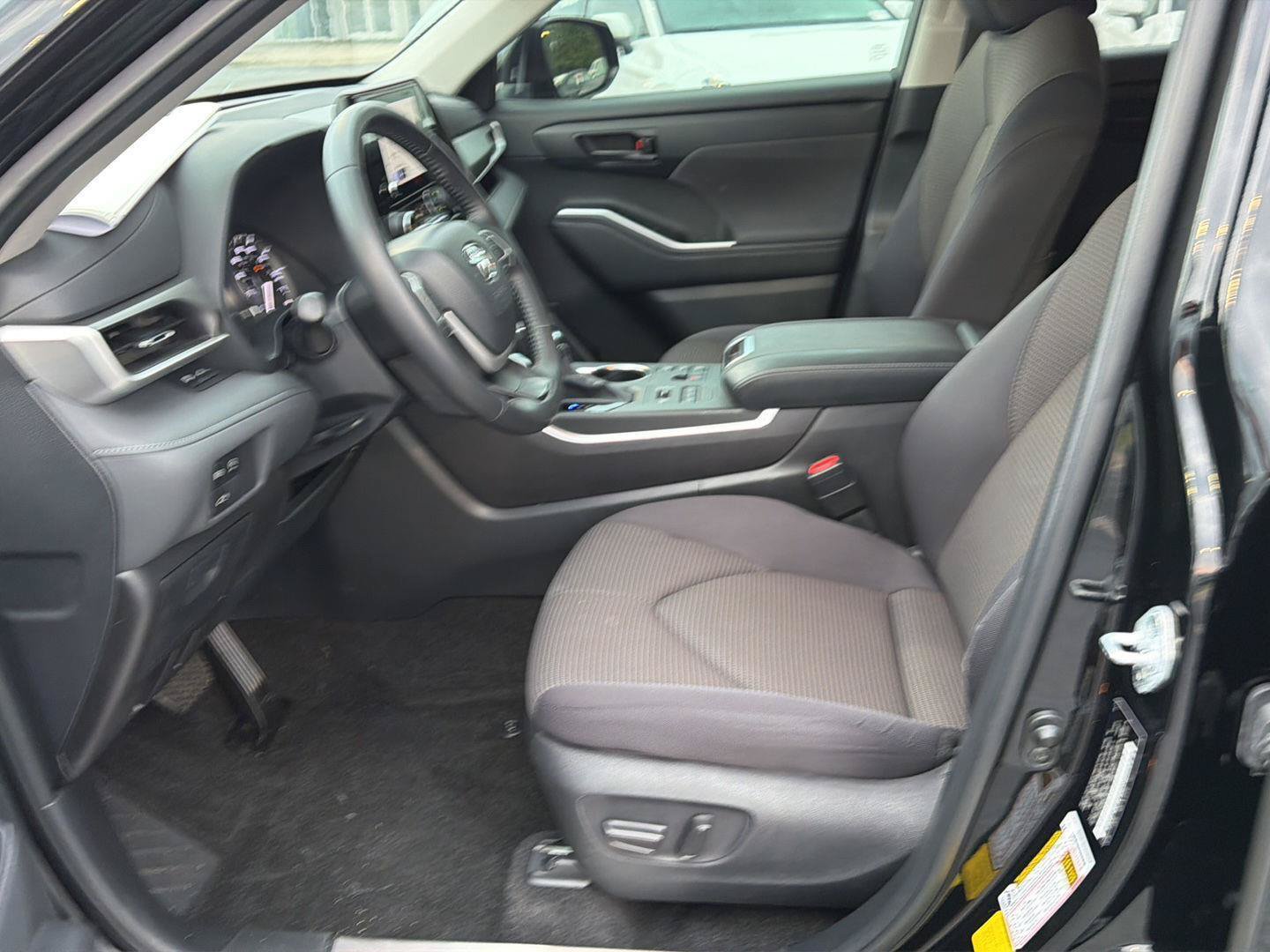 Certified 2024 Toyota Highlander LE AWD/4WD image 10