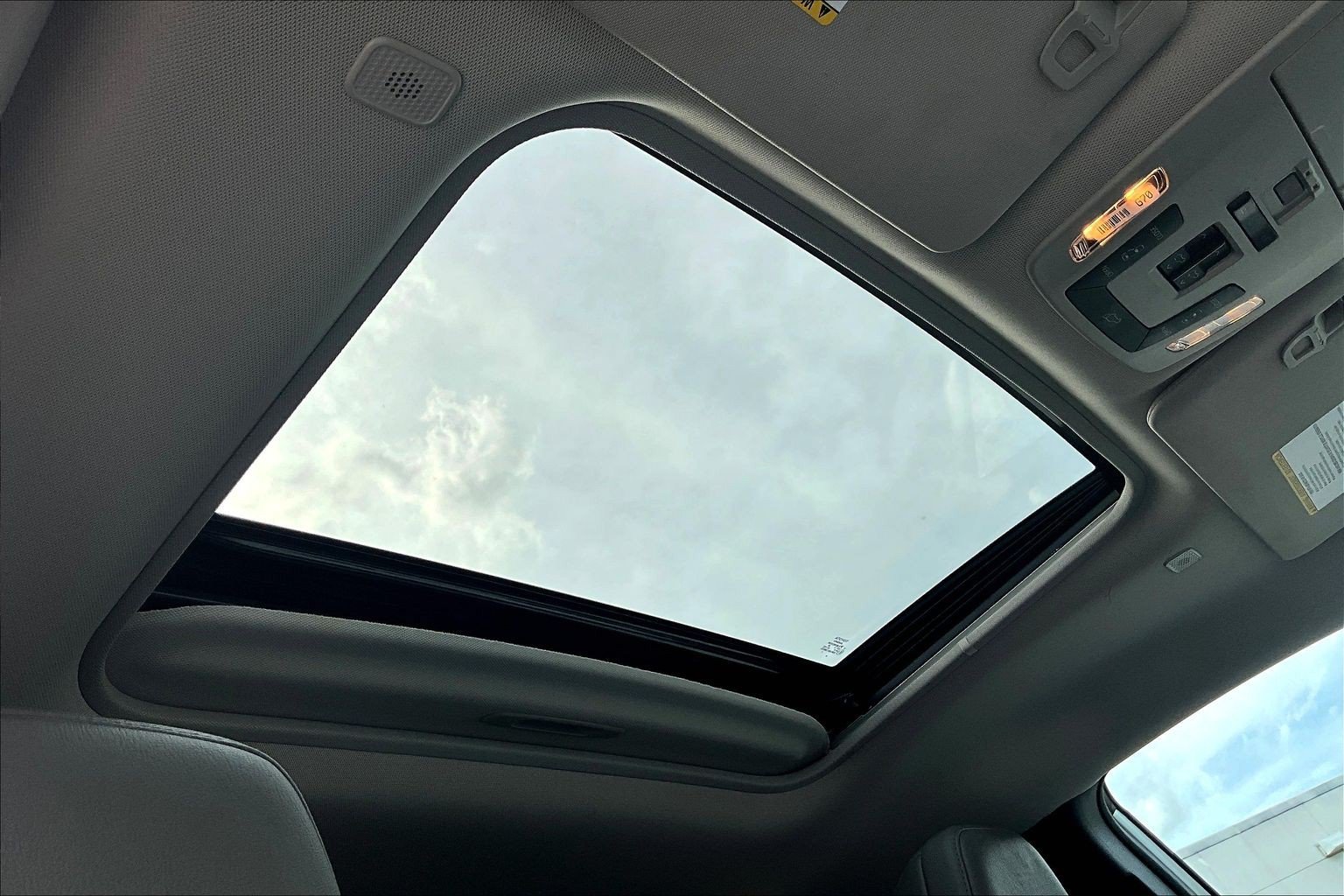 Used 2025 Toyota Sienna XLE FWD image 17