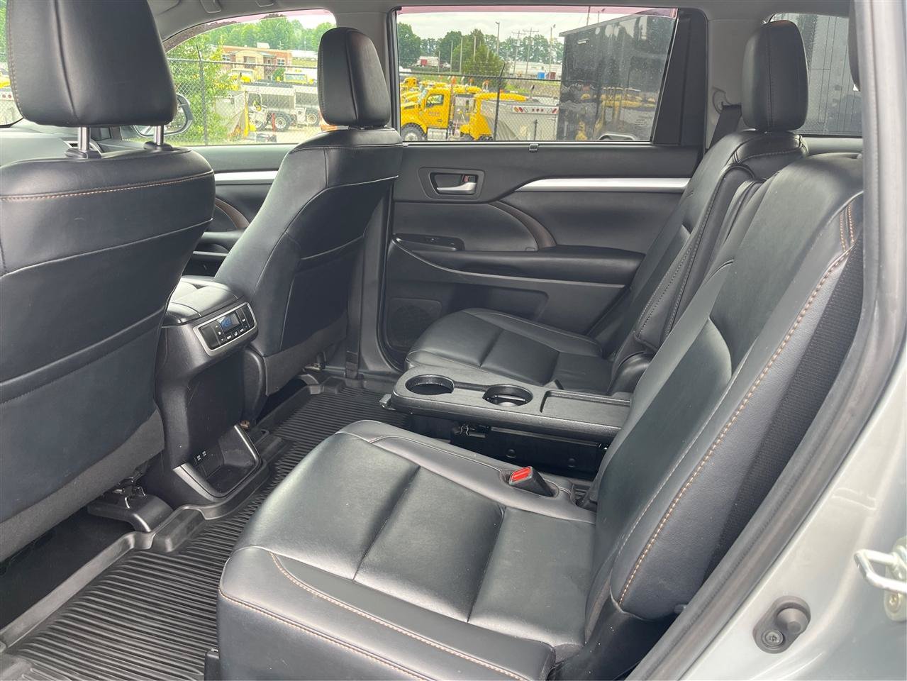 Used 2019 Toyota Highlander XLE AWD/4WD image 10